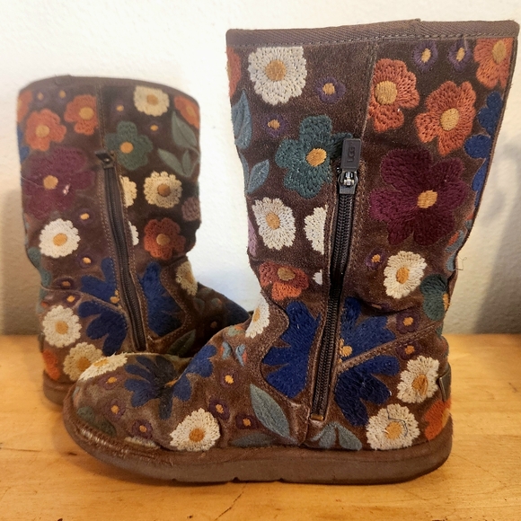 Tall Women's UGG Wahine Floral Embroidered Boots Size 8 Limited Edition - Picture 2 of 7